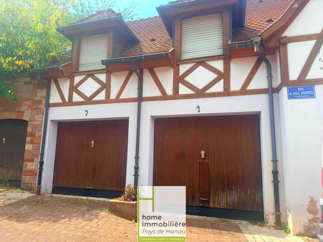 Petit immeuble mixte /1 appartement 4 garages ideal investissement - photo 2