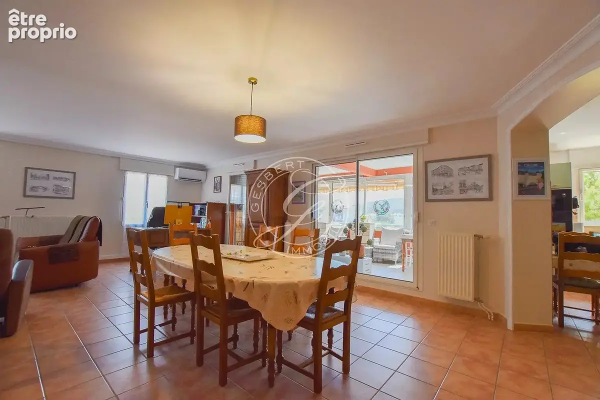 DRAGUIGNAN – Appartement T5 de 123 m² habitables avec véranda, ascenseur et parking privatif - photo 2