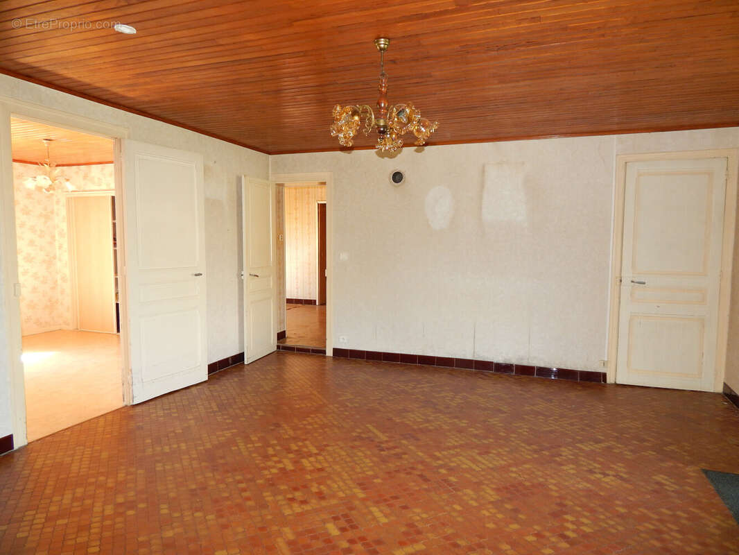 SALON 23.30 M² - Maison à BLETTERANS
