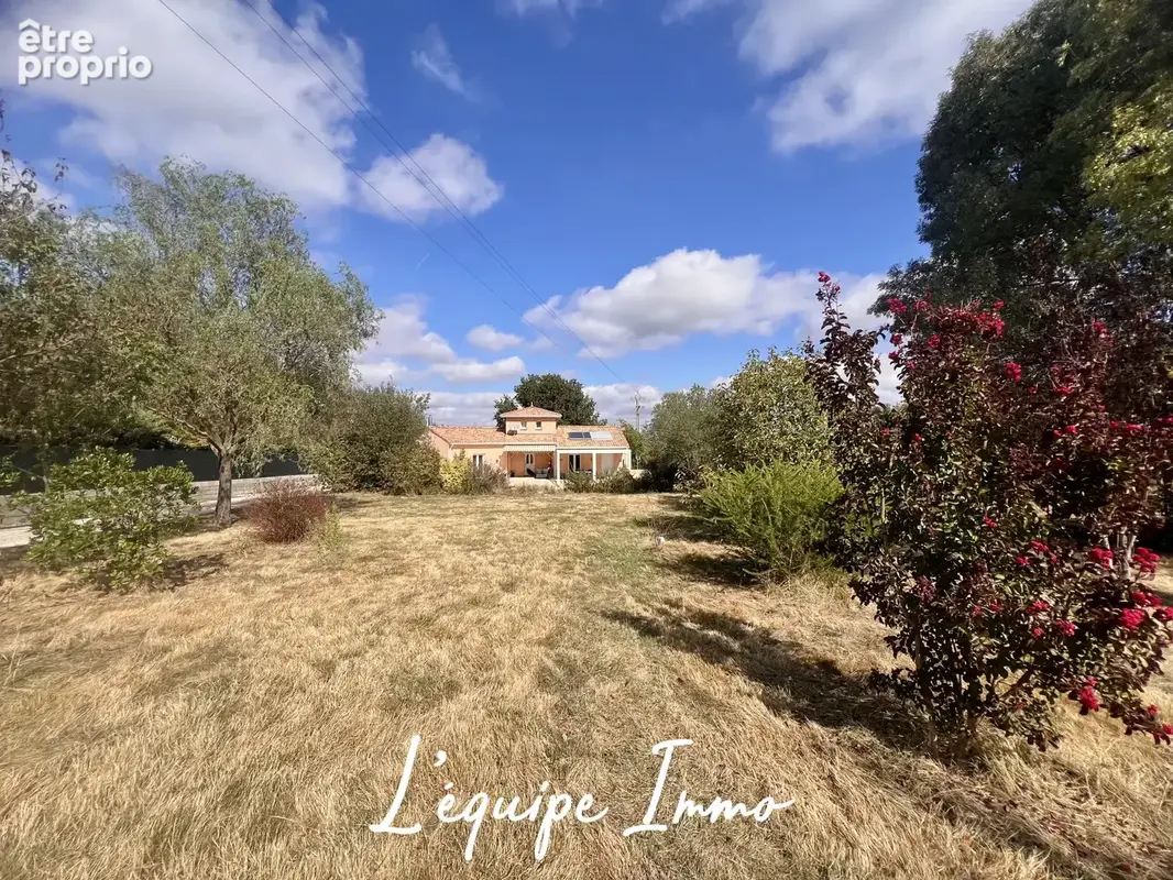 Maison familiale avec sous-sol total, piscine et terrain de 4000m2. - photo 3