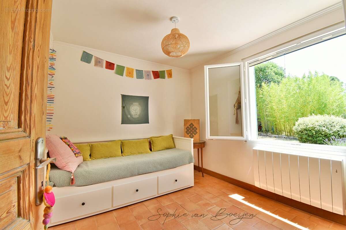 Maison à vendre 10 pièces EGUILLES (13), maison avec dépendances de 215 m², sur 3 230 m² avec piscine - photo 11
