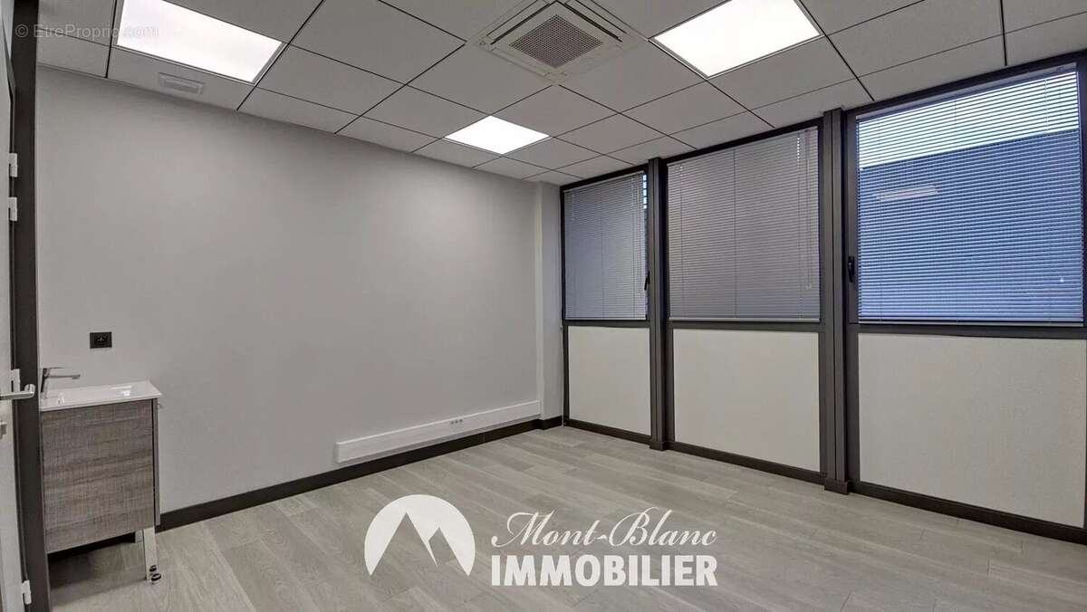 Espace commercial moderne à Sallanches - photo 12