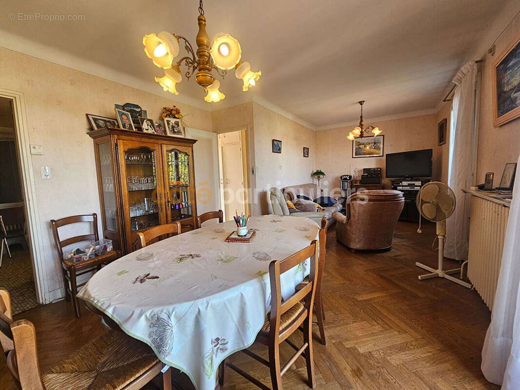 Maison  sur deux niveaux avec garages et jardin. - photo 4