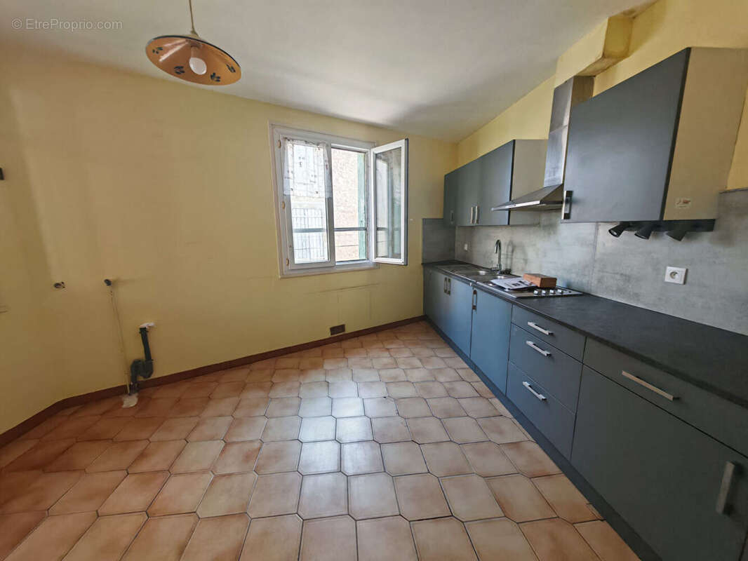 Maison de village avec jardin, garage et dépendances , Fort potentiel d'aménagement - photo 3