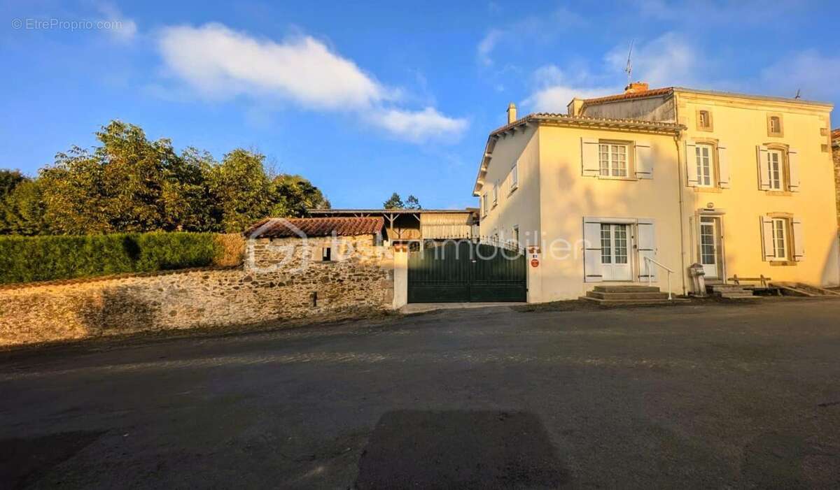 Maison à FENIOUX
