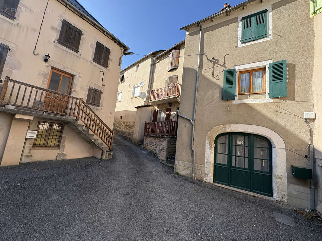 Ségur en Aveyron, Jolie maison au centre du village avec atelier/garage. - photo 4