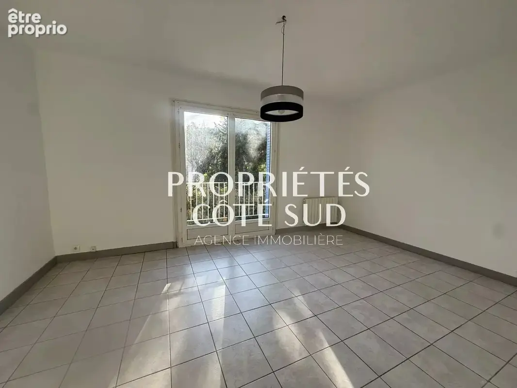 Appartement T4 à proximité du centre historique avec balcon et cave - photo 3