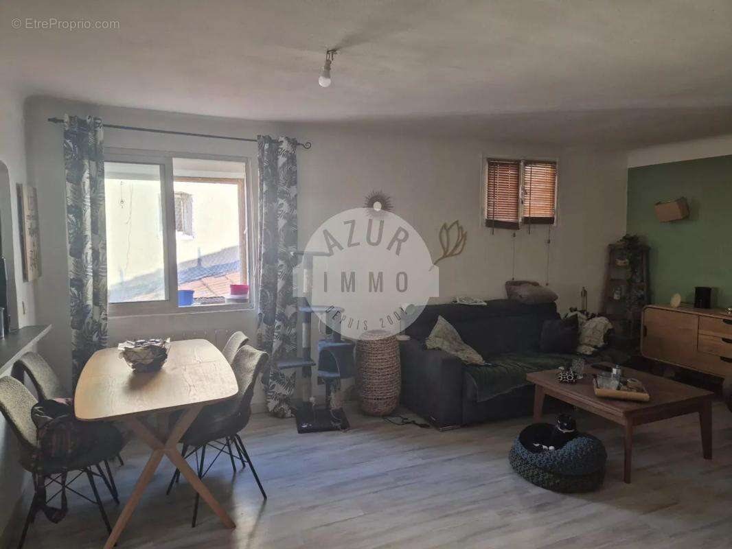 À VENDRE – Duplex de caractère au cœur du centre historique de La Ciotat - photo 2