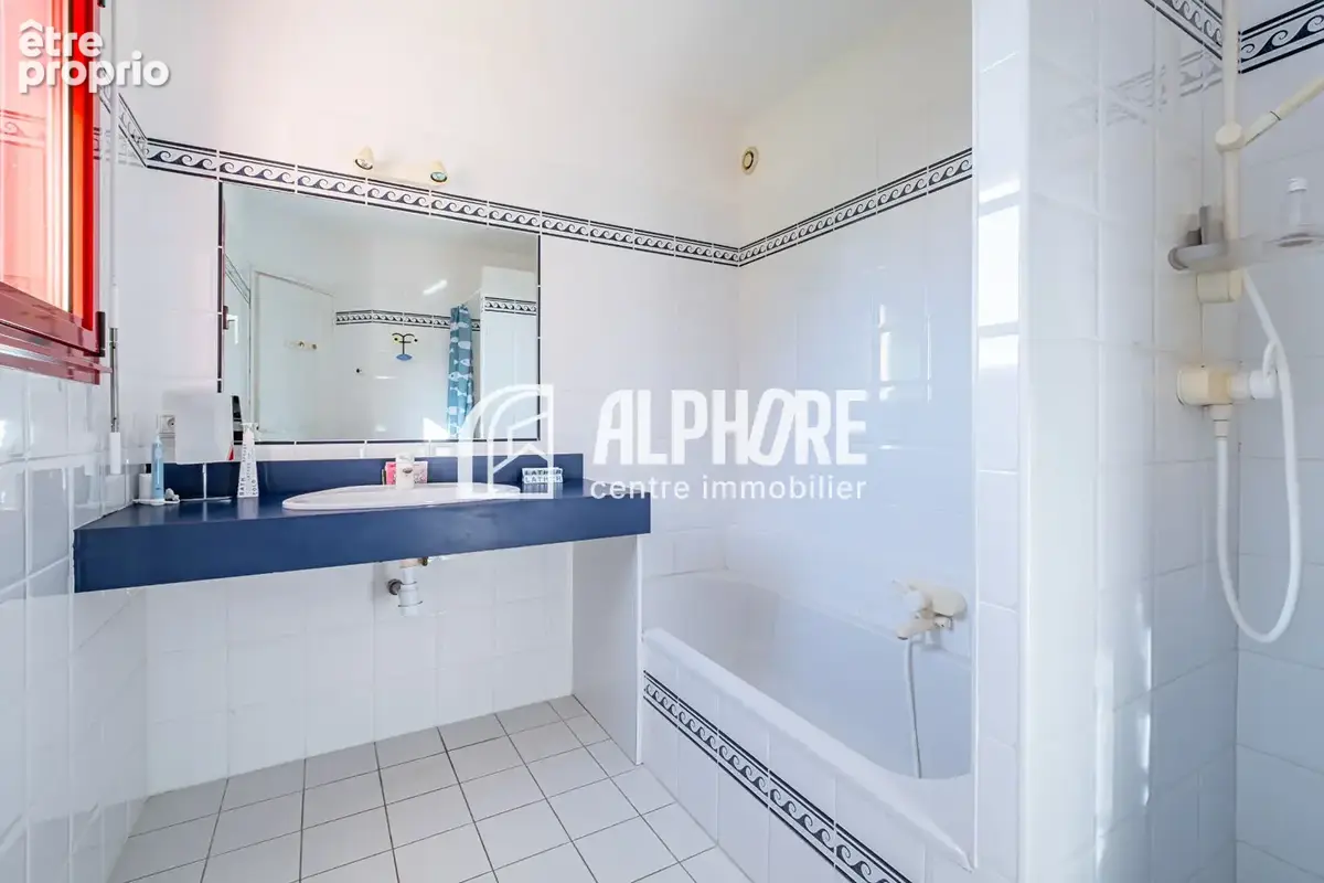 Guérande , propriété de 240m²  , 7 pièces , garage , piscine sur 1500m²  de terrain . - photo 11