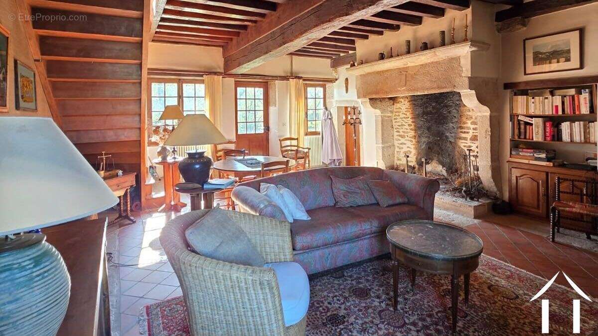 Maison à MONTCEAU-ET-ECHARNANT