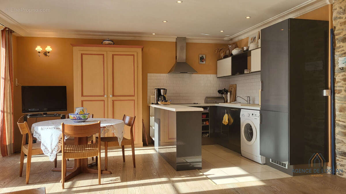 Appartement traversant à vendre à Le Palais - Lumière, vue et standing au coeur de Belle-Île-en-Mer - photo 3