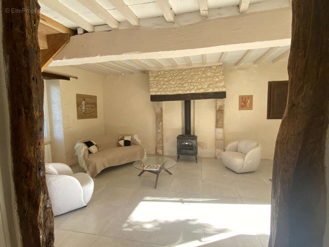 salon - Maison à MONTMOREAU-SAINT-CYBARD