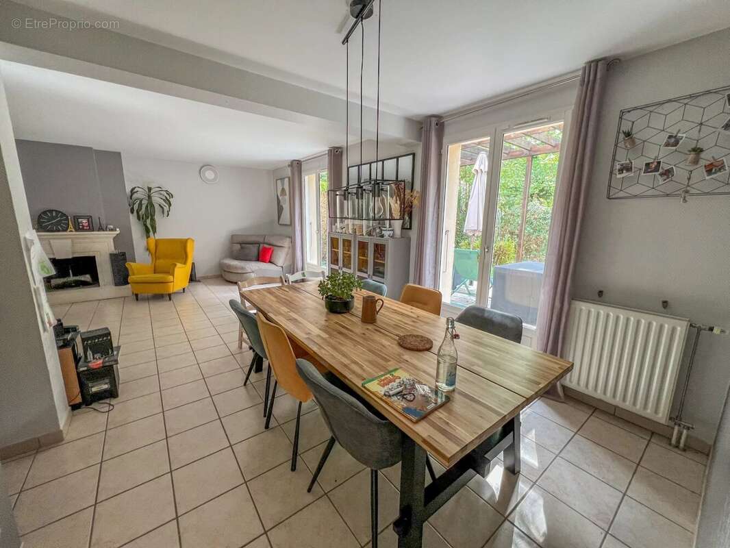 Maison à LE MESNIL-SAINT-DENIS