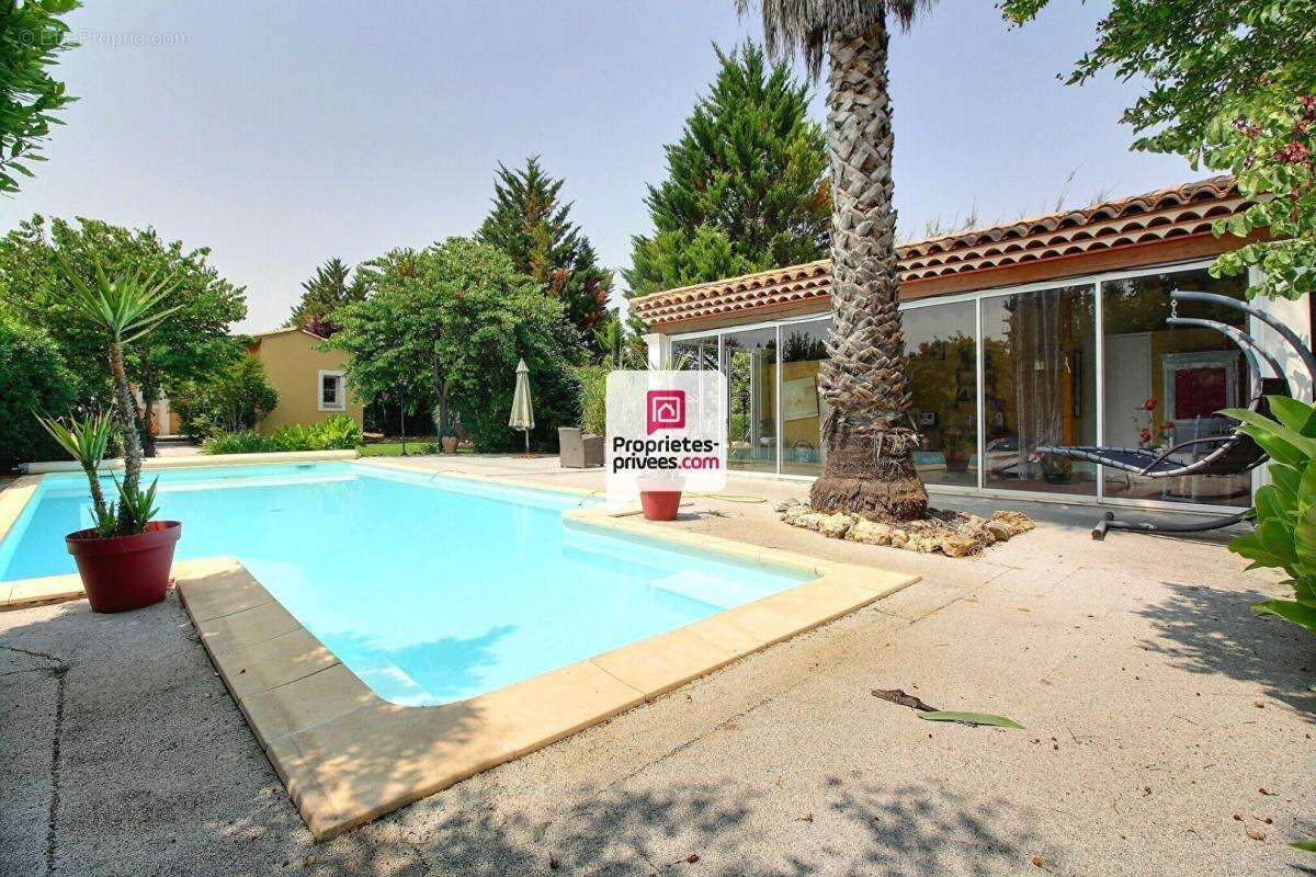 Maison à SAINT-CHAPTES