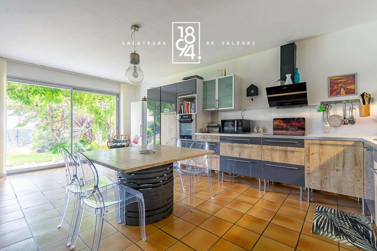 Maison 7 pièces à vendre La Fare les Oliviers (13580)  167m2  Jardin  Piscine - photo 7