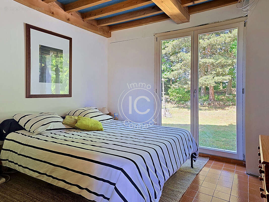 Maison à potentiel avec terrain boisé au calme - photo 8