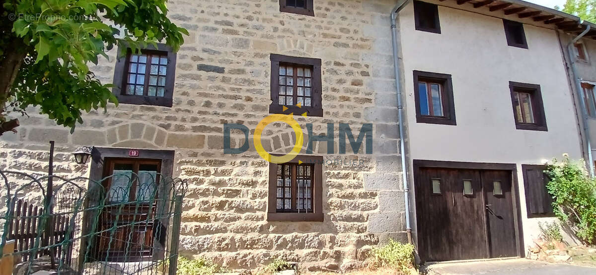 A vendre maison de bourg en pierre avec garage et jardin - photo 2
