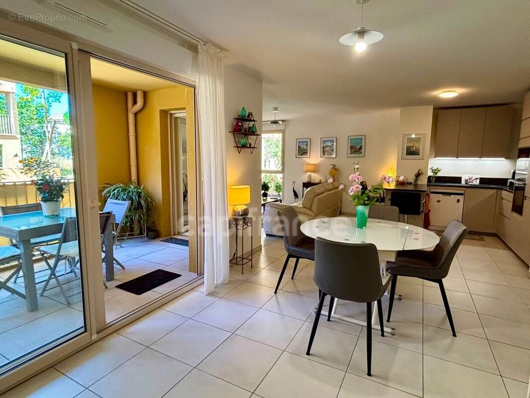 Appartement à vendre 4 pièces HYERES (83) - Plain pied - 2 parkings - 2 terrasses - photo 4