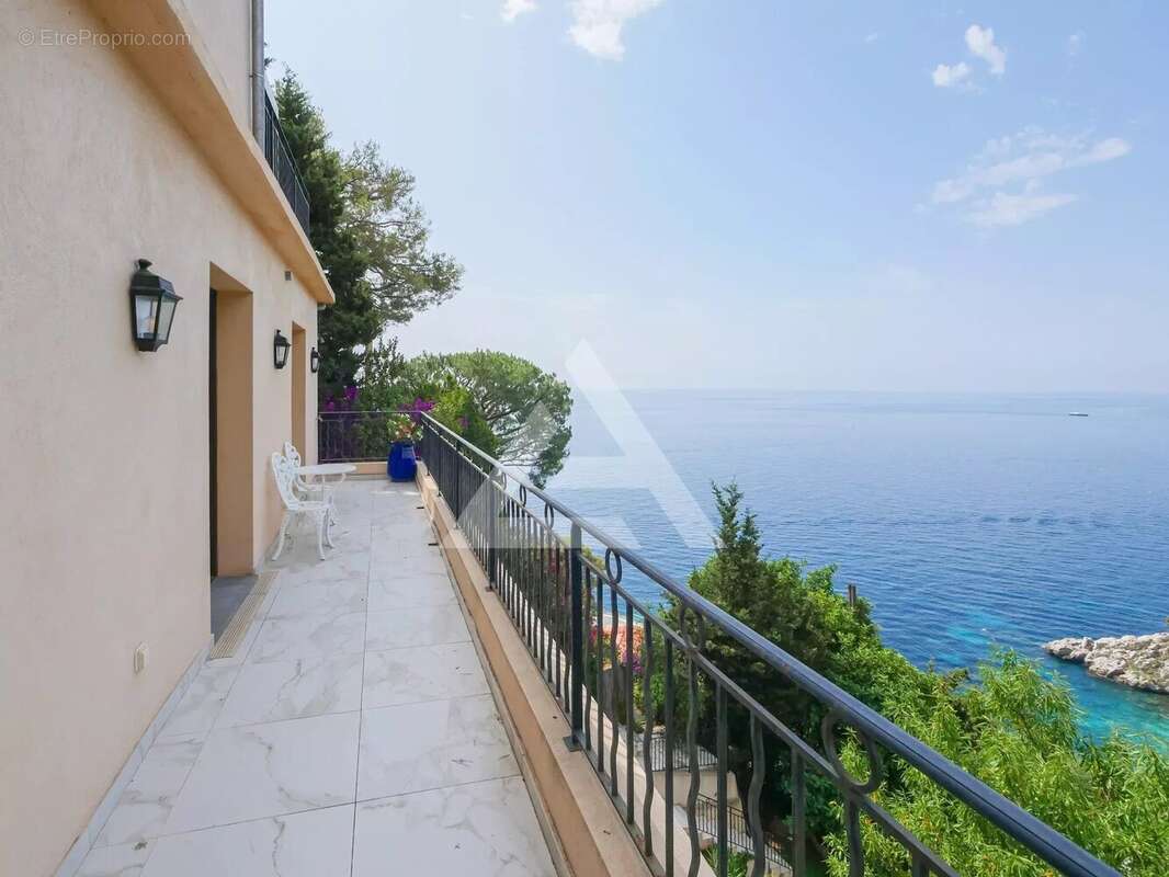 Immeuble avec parkings et garage - limitrophe cap d'ail - belle vue mer - photo 9