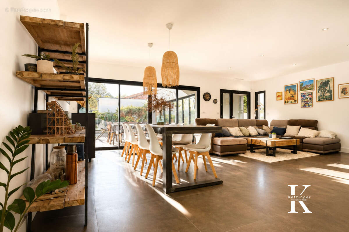 Salon moderne lumineux et scandinave - Maison à VILLENEUVE-LES-MAGUELONE