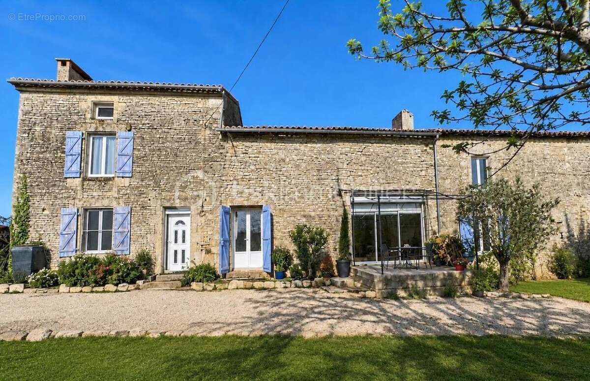 Maison à AUNAC