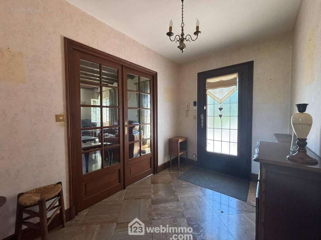 D&#039;un côté de la vaste entrée, - Maison à VAUX-SUR-VIENNE