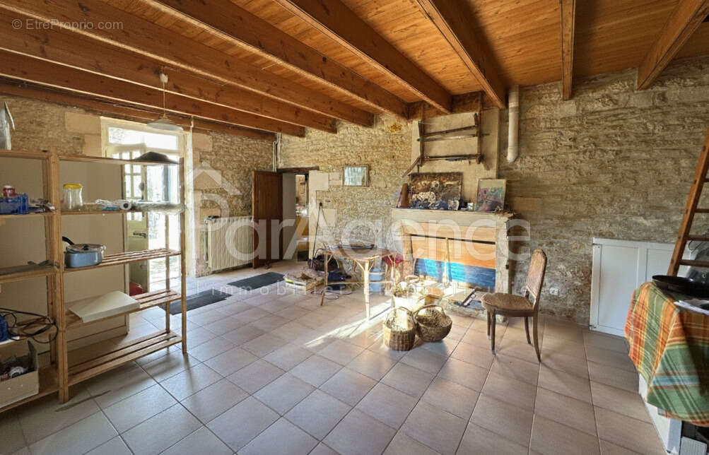 Maison à CHAILLEVETTE