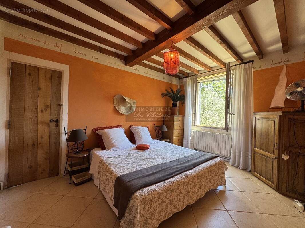 À Gordes, charmante maison en pierre de quatre chambres avec vue dégagée sur le Luberon. - photo 6