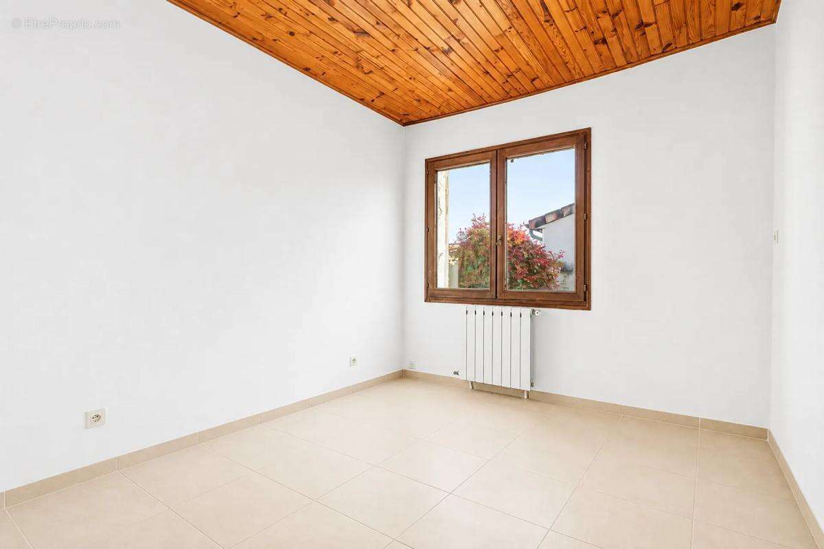 Maison à ENTRAIGUES-SUR-LA-SORGUE