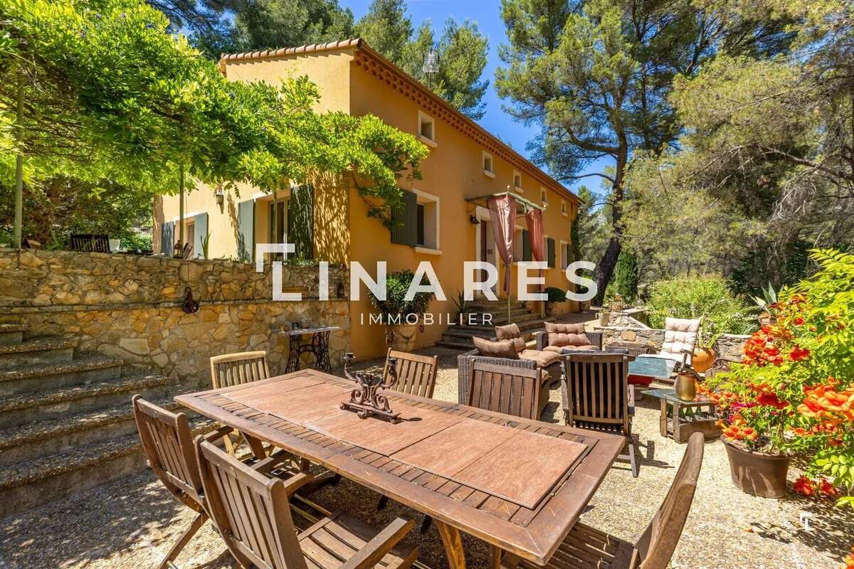 LE DOMAINE PROVENÇAL - Villa T6 de 287m² dont deux dépendances de 26m² - Piscine - Terrain de 6900m²  - 13011 EOURES - photo 2