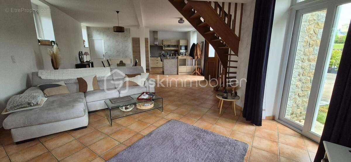 Maison familiale en pierre 161m2 avec 5 chambres, jardin arboré et vie tout à pied à Javené - photo 4
