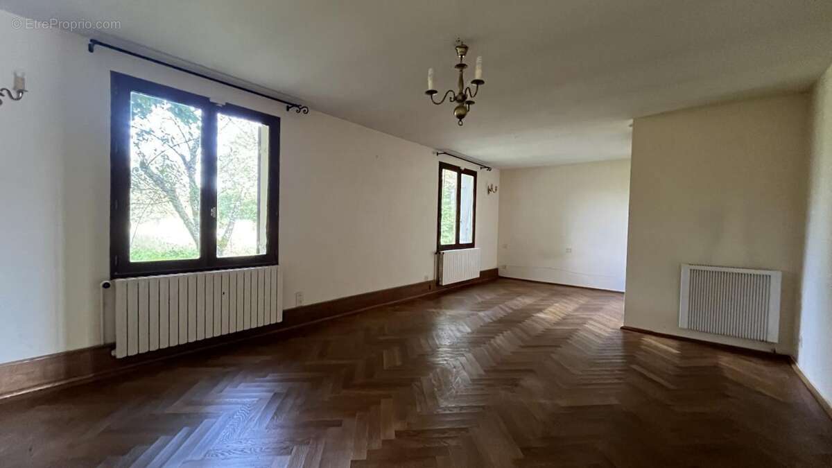 Maison sur 6 132 m² de terrain - photo 10