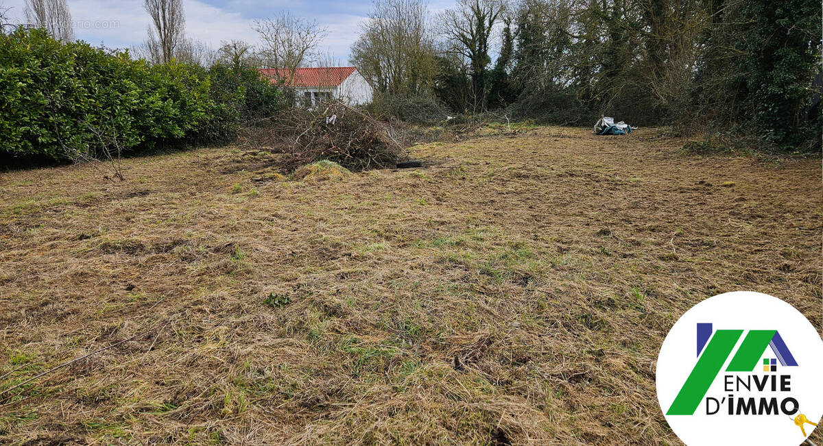 Terrain à LE VANNEAU-IRLEAU