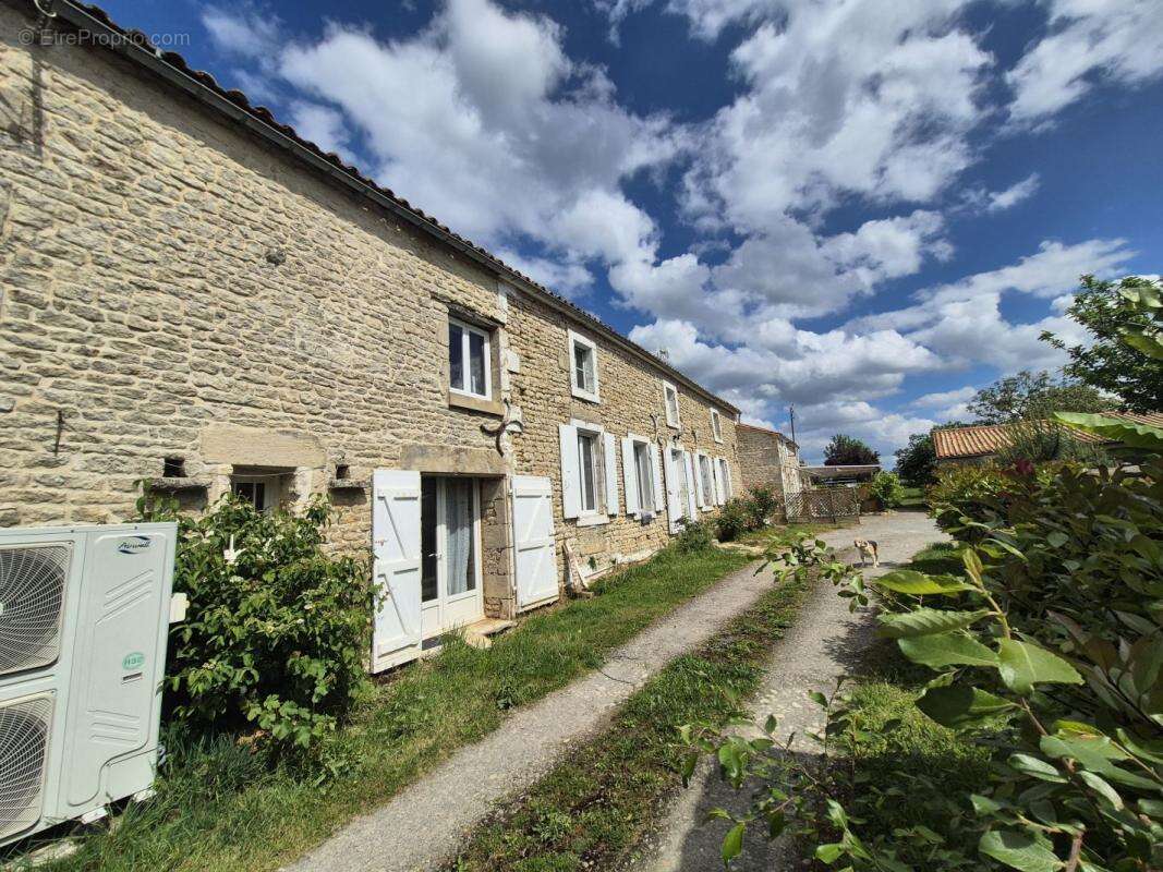 Maison 280 m² à Saint-Hilaire-Des-Loges  - photo 4