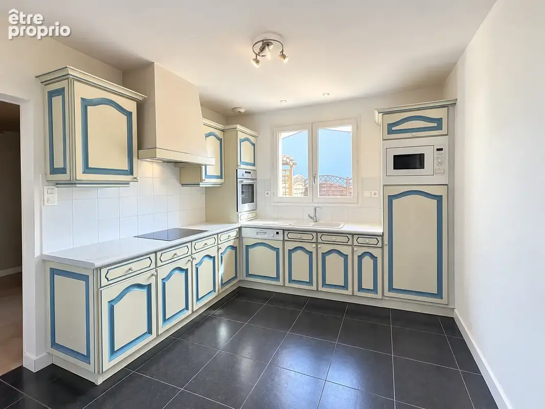Maison de plain-pied avec grand terrain constructible et dépendances - photo 5