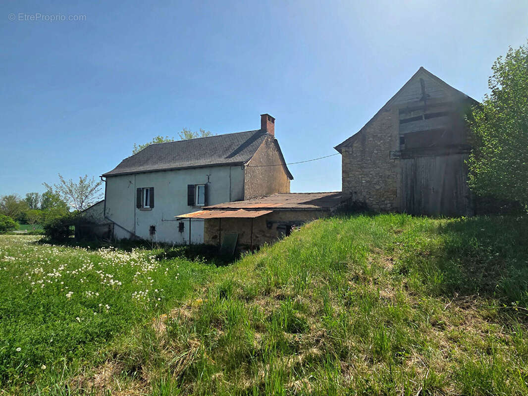 Corps de ferme en pierres avec une vue campagne sur son terrain de près de 2 400m² - photo 17