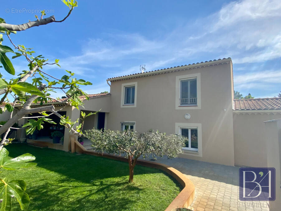 Maison à ENTRAIGUES-SUR-LA-SORGUE