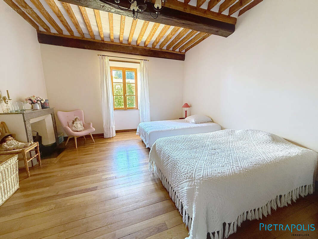 Maison 221 m² à Saint-Bonnet-Le-Troncy  - photo 9