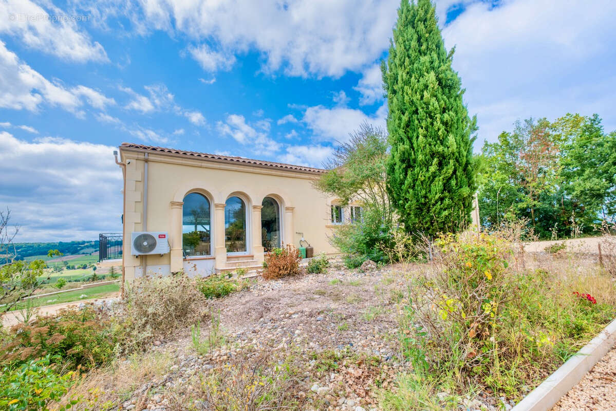 Maison de prestige d'environ 423m2 avec vue panoramique, piscine, gîte indépendant de 80m2 et prestations haut de gamme dans le  - photo 16