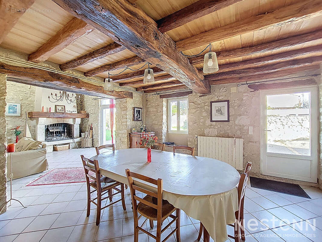 A Vendre Maison en pierre rénovée de 175 m² avec jardin et garage dans un hameau de Condom - photo 2