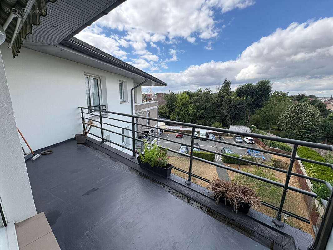 HAUBOURDIN - Appartement 3 pièces de 69 m² avec balcon plein sud, garage et parking - photo 5