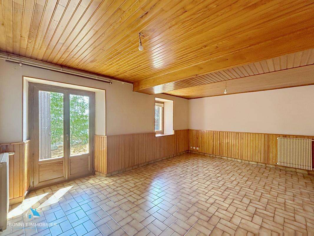 Maison de caractère avec dépendances et fort potentiel - photo 8