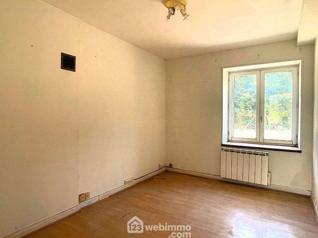 De 11 et 12 m2, - Maison à NUEIL-SOUS-FAYE