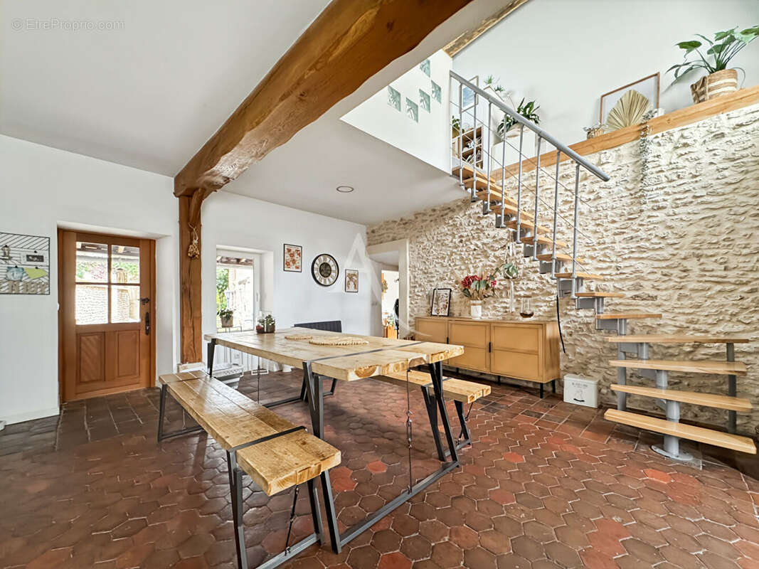 Maison en pierre renovée avec cave et jardin clos - photo 5