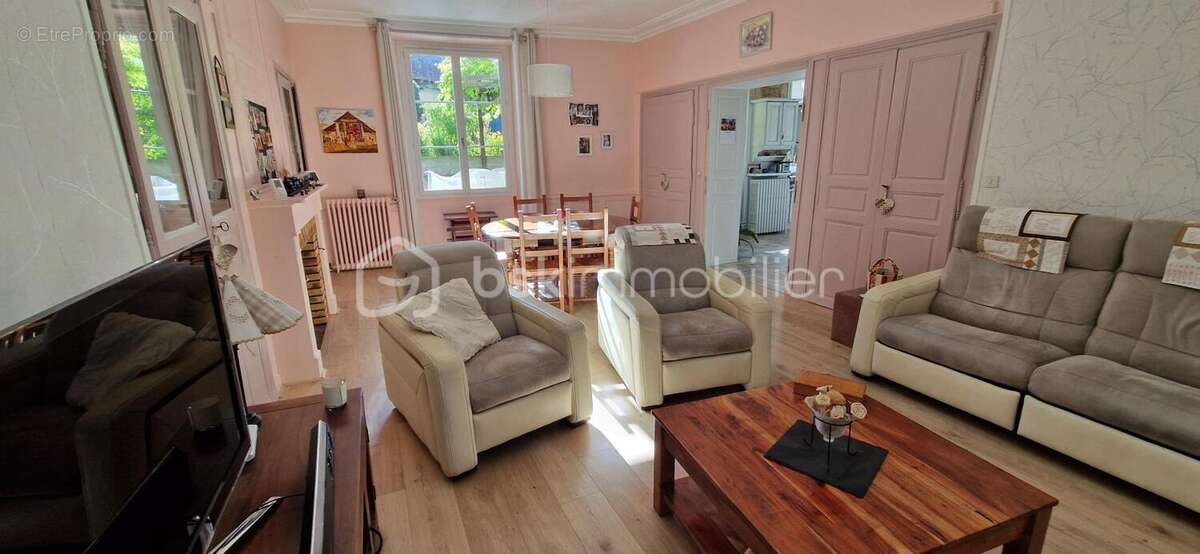 Maison chaleureuse de 211 m² avec ancien atelier de 180 m² au cœur de Couhé - photo 3
