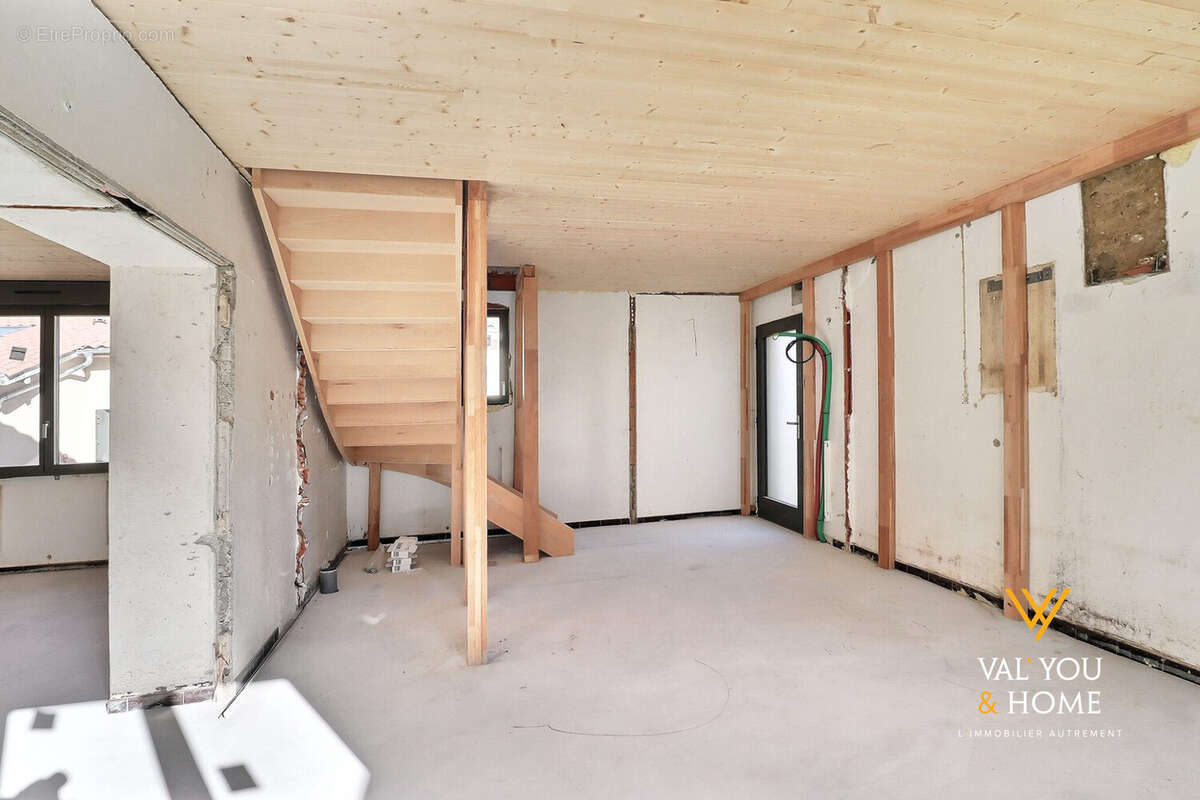 Appartement à LA TOUR-DE-SALVAGNY