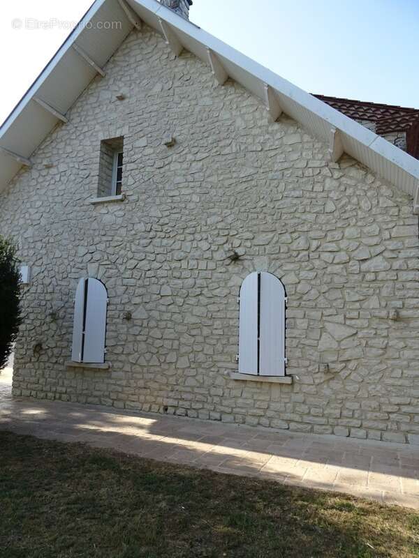 Maison à ROULLET-SAINT-ESTEPHE