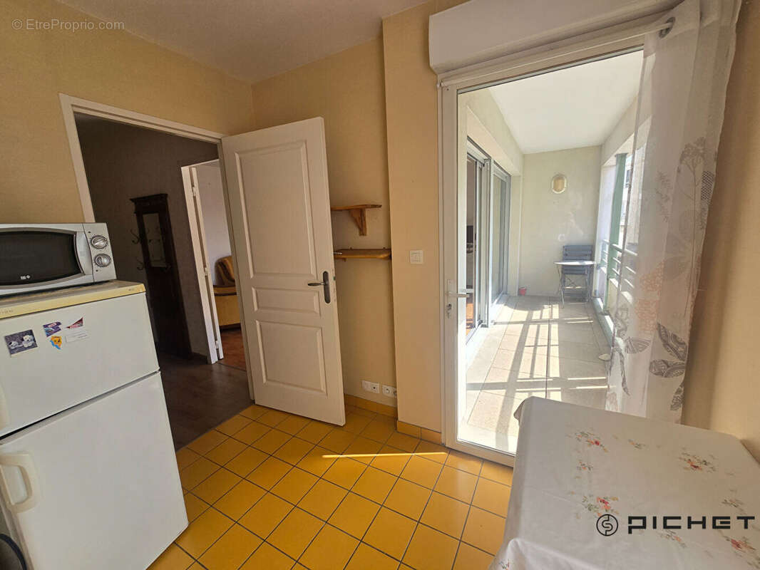 LA ROCHELLE VIEUX PORT LA GARE Appartement La Rochelle 2 pièces de 52m² avec parking privé - photo 4