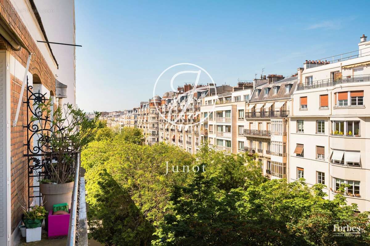 Appartement à PARIS-16E
