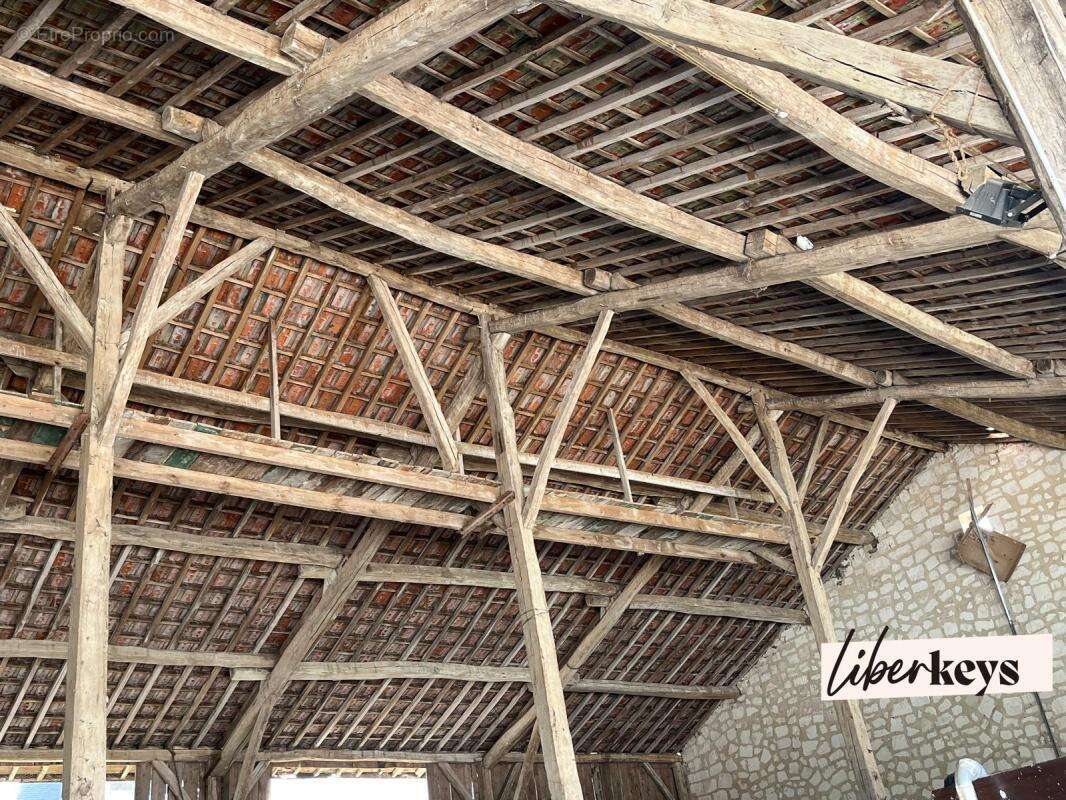 Grange de caractère avec dépendance provisoire – Fort potentiel d'aménagement - photo 4